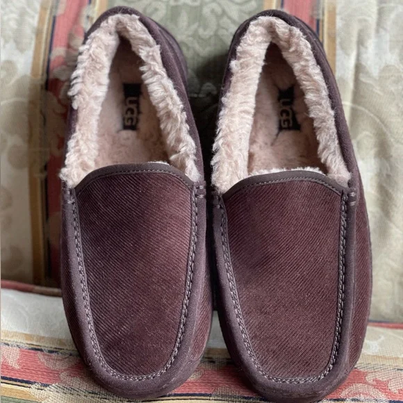 Ugg Men’s Ascot Corduroy Driver Slippers Size 8
N10-13 - Picture 3 of 5